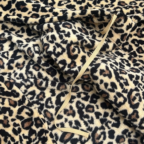 Cheetah Print Fuzzy Robe - Picture 6 of 7